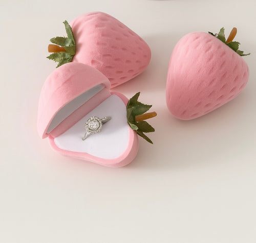 Różowe pudełko truskawka